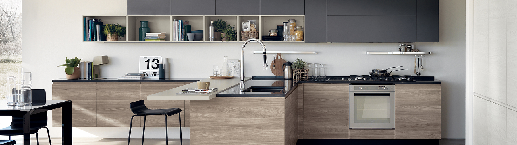 Cucina con banco snack - Motus Scavolini