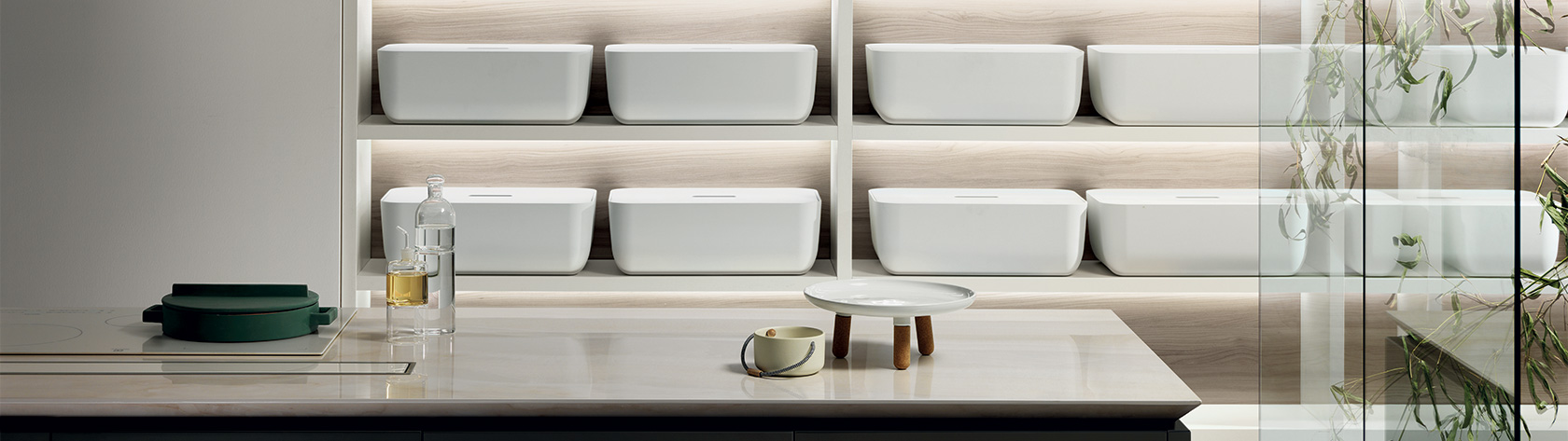 Contenitori bianchi e mensole in legno per la cucina Qi